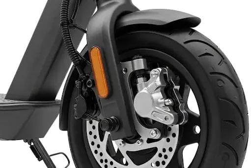Detalle de la rueda delantera de un patinete eléctrico, ideal para ilustrar la reparación patinete eléctrico.