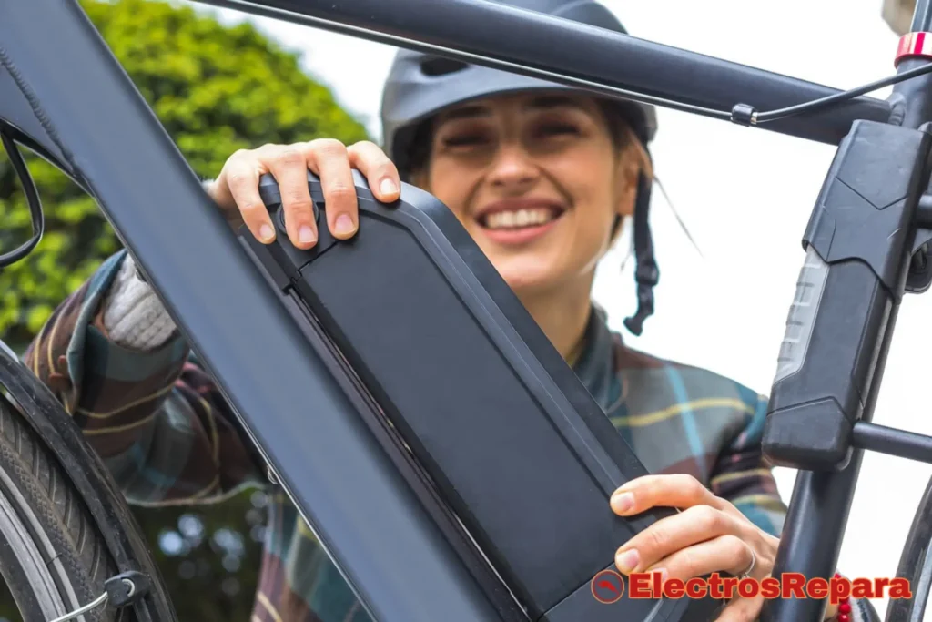 Una persona sonriendo mientras manipula la batería de una bicicleta eléctrica, con un fondo verde de naturaleza. La imagen debe ser expresiva y transmitir facilidad de uso.