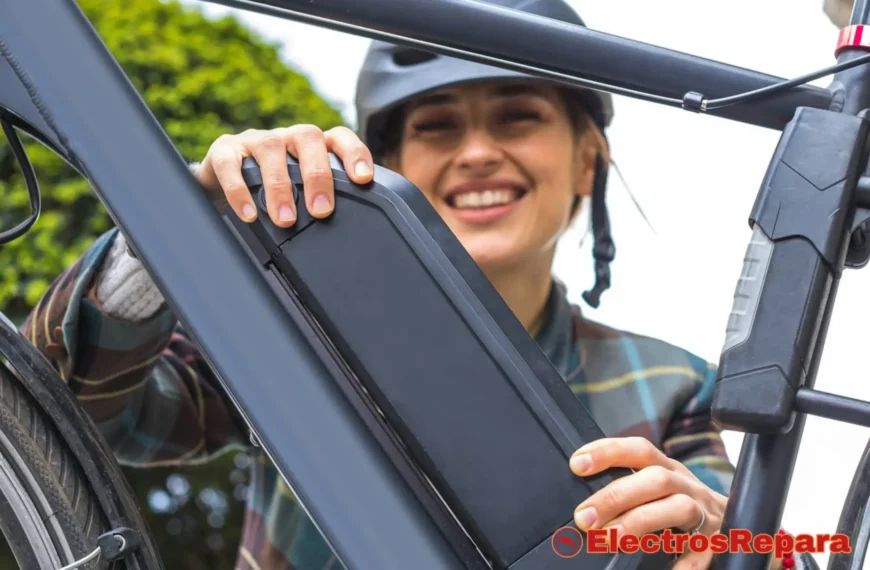 Una persona sonriendo mientras manipula la batería de una bicicleta eléctrica, con un fondo verde de naturaleza. La imagen debe ser expresiva y transmitir facilidad de uso.