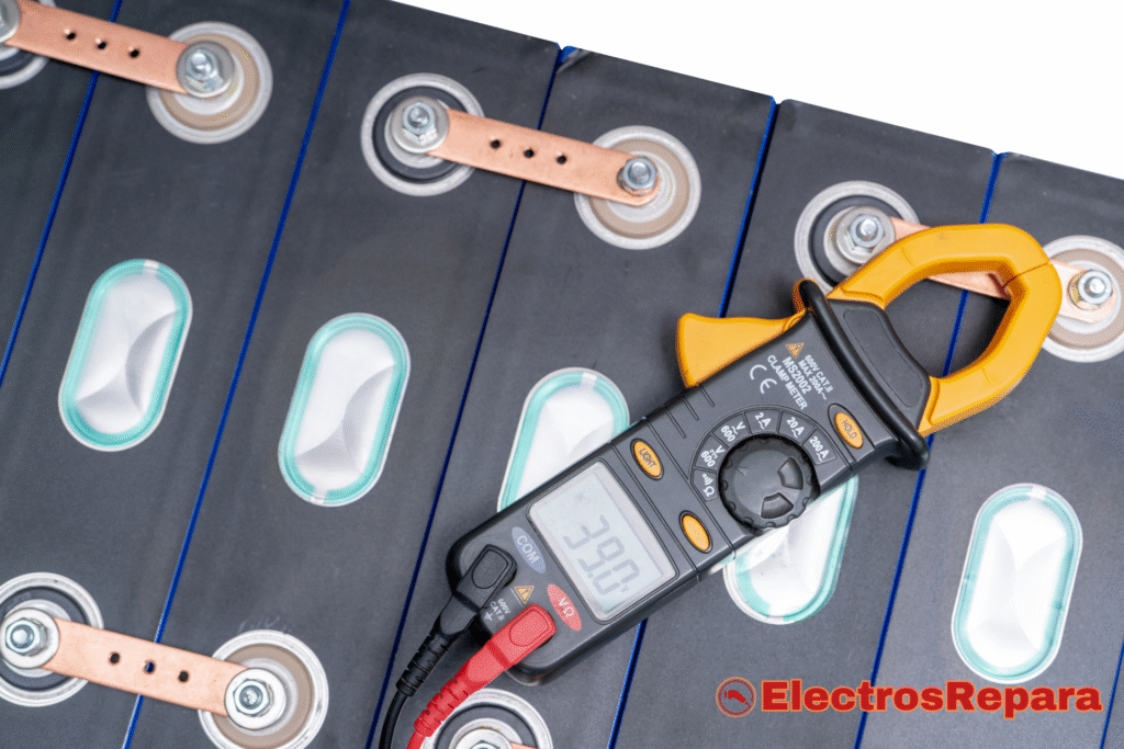 Diagnostica tu batería de moto eléctrica: un multímetro mide el voltaje de las celdas. Esencial para identificar fallos y recuperar la energía de Batería de tu Moto Eléctrica?.
