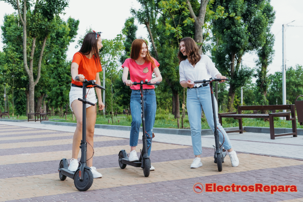 Tres amigas conversando y disfrutando en un parque mientras usan el patinete eléctrico en un camino pavimentado.