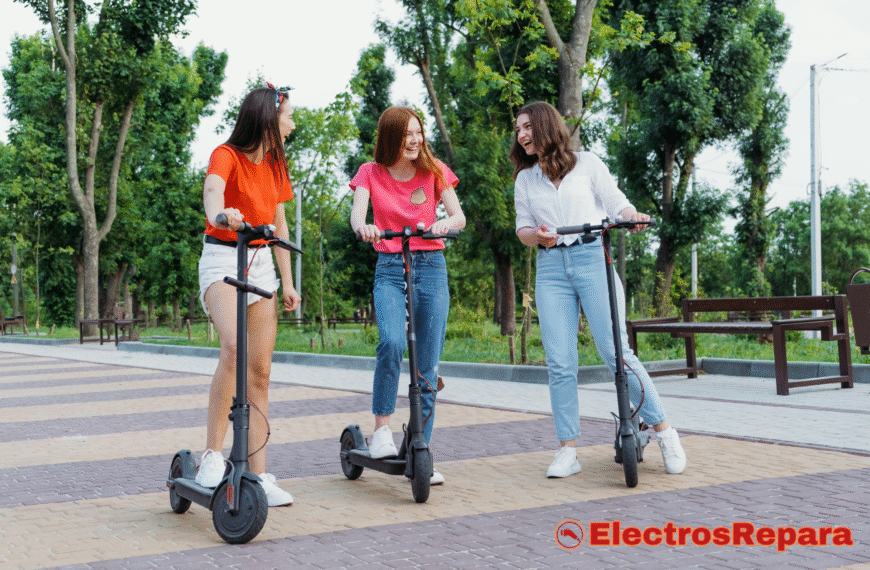 Tres amigas conversando y disfrutando en un parque mientras usan el patinete eléctrico en un camino pavimentado.