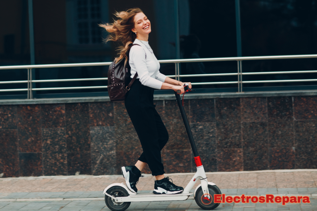 Una toma de ángulo bajo captura a una persona, ligeramente silueteada por el sol brillante, sonriendo mientras monta un patinete eléctrico en un amplio y soleado paseo marítimo. El patinete está en movimiento, se ve impecable y funciona sin esfuerzo, con su cuerpo blanco brillando bajo el sol. El fondo es un agradable paisaje urbano abierto con palmeras ondeando suavemente y edificios modernos de colores pastel. La imagen irradia una sensación de libertad, fluidez y disfrute, sugiriendo que el cuidado del patinete resulta en una experiencia de usuario óptima. La luz clara y brillante crea una atmósfera cálida y acogedora, bañando la escena en un suave resplandor dorado que realza la serenidad.