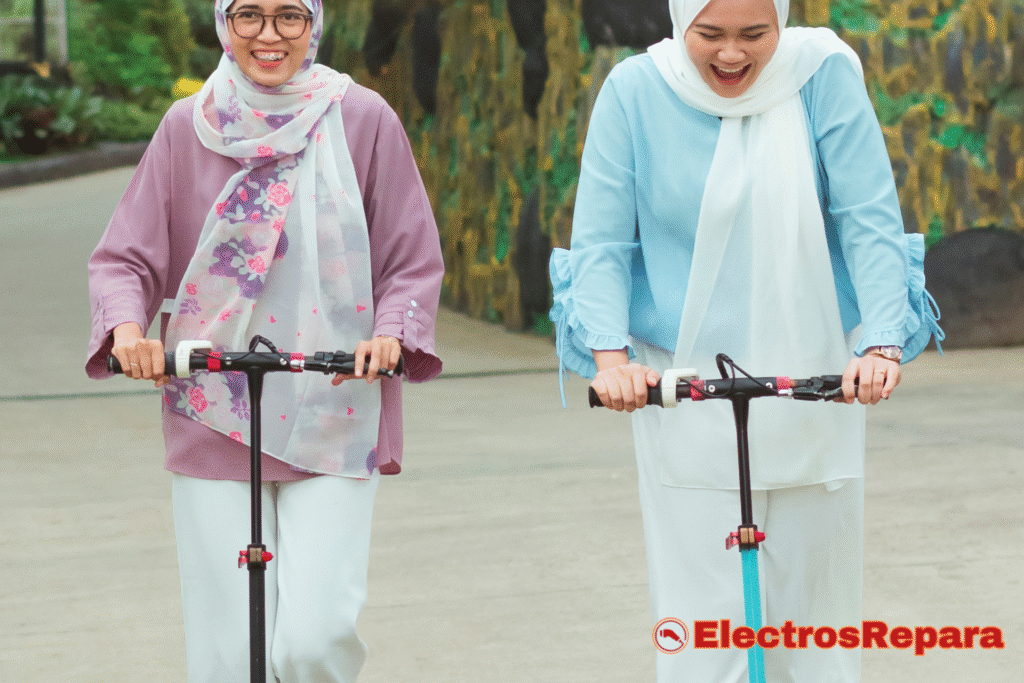 Dos mujeres felices montan sus patinetes eléctricos, disfrutando de un paseo en un entorno natural y colorido.