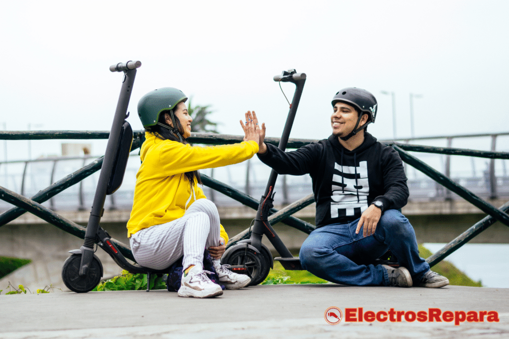 Dos personas sonríen y se dan la mano junto a sus patinetes eléctricos en un entorno urbano, disfrutando de un momento de diversión