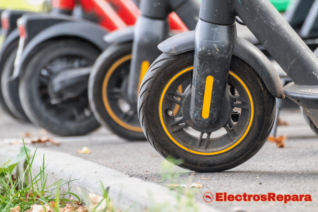 Vista de neumáticos para patinetes eléctricos alineados en una acera, mostrando detalles de las llantas y su diseño.