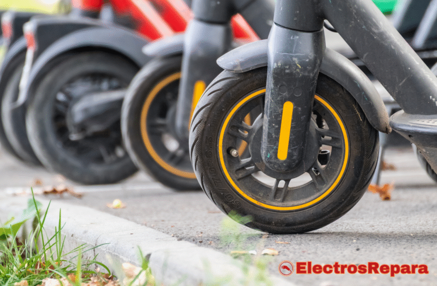 Vista de neumáticos para patinetes eléctricos alineados en una acera, mostrando detalles de las llantas y su diseño.