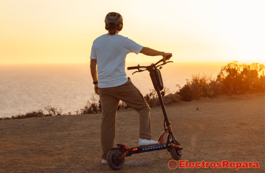 La imagen muestra a una persona con un patinete eléctrico observando el atardecer sobre el mar, transmitiendo una sensación de libertad y movilidad.
