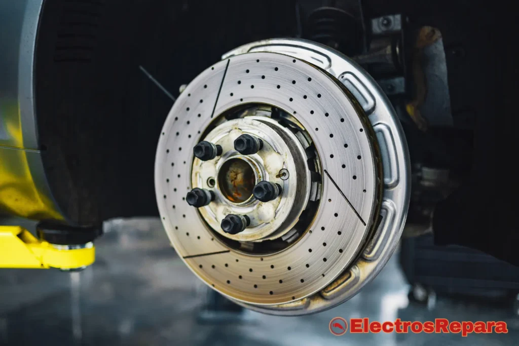 un disco de freno de coche eléctrico que muestra signos de desgaste, óxido o acumulación de suciedad. La imagen enfatiza la textura y el estado del disco.