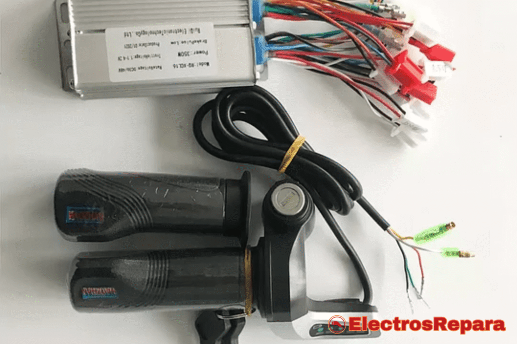 Controlador y acelerador de e-bike, con cableado expuesto y mangos ergonómicos. El Acelerador de tu E-bike.