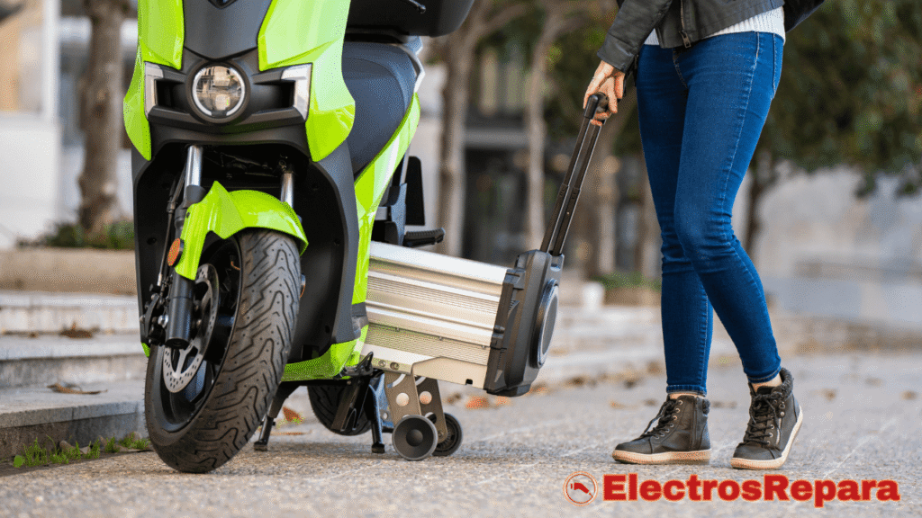 Una motocicleta eléctrica verde brillante con su batería extraíble siendo transportada por una persona. Esta visualización resalta la modularidad de las motos eléctricas y la importancia de la batería, un componente clave que, aunque no suele generar "ruidos moto eléctrica" mecánicos, es vital para el funcionamiento general del vehículo.