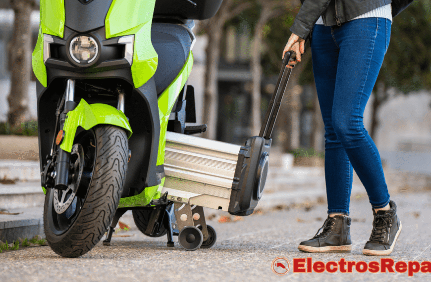 Una motocicleta eléctrica verde brillante con su batería extraíble siendo transportada por una persona. Esta visualización resalta la modularidad de las motos eléctricas y la importancia de la batería, un componente clave que, aunque no suele generar "ruidos moto eléctrica" mecánicos, es vital para el funcionamiento general del vehículo.