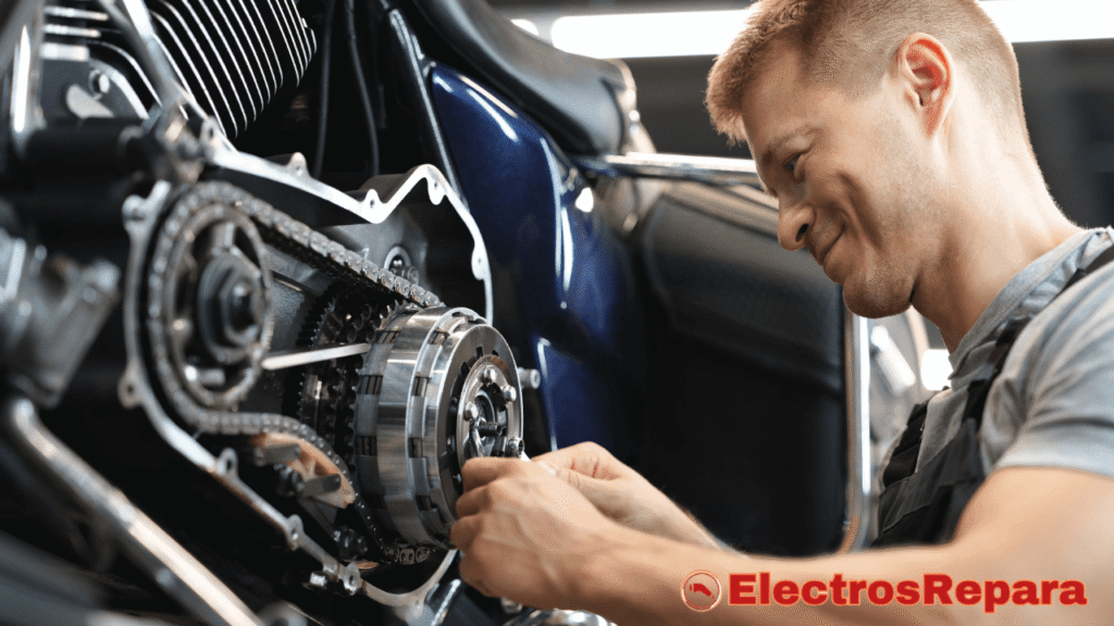 Un mecánico inspeccionando de cerca los componentes internos del motor o la transmisión de una motocicleta. Esta visualización detalla el tipo de trabajo preciso necesario para identificar y solucionar "ruidos moto eléctrica" provenientes de las partes internas del motor o la cadena de transmisión, destacando la importancia del desmontaje para un diagnóstico profundo.