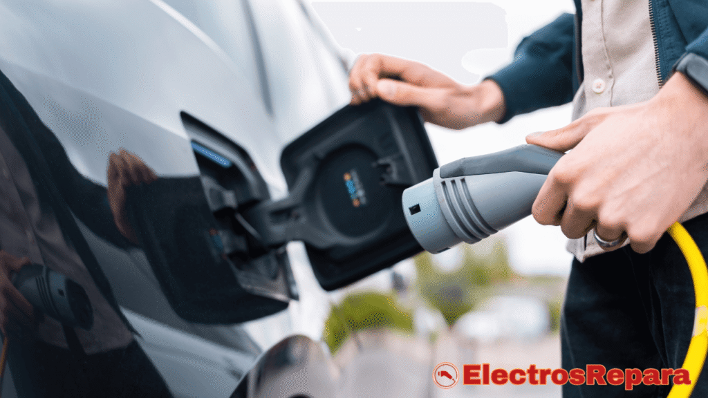 Primer plano de un conector de carga de coche eléctrico con pines doblados o corroídos. Esta imagen enfatiza la importancia de revisar el conector para asegurar una carga segura.