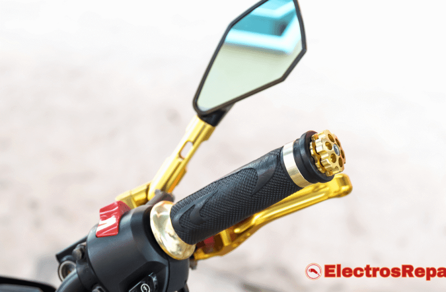 Un primer plano del puño de gas moto eléctrica con detalles en dorado, mostrando su textura y diseño ergonómico. Se aprecian también el espejo retrovisor y la maneta de freno, resaltando la interfaz del piloto con la motocicleta eléctrica. La imagen captura la calidad y el detalle de los componentes del manillar, esenciales para el control y la experiencia de conducción.