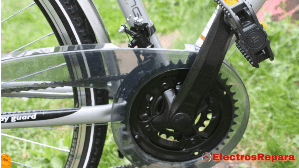 Primer plano de un freno de disco de bicicleta eléctrica, mostrando el disco y la pinza con las pastillas. Un efecto visual sutil que sugiera un chirrido o vibración, como ondas de sonido emanando del disco. La imagen debe ser clara y enfocada en el mecanismo de frenado. Estilo técnico, con buena iluminación."
