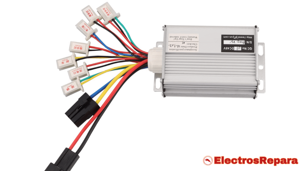 Se ve la energía fluyendo desde un icono de batería, pasando a través del controlador (mostrado como una caja de circuitos inteligente), y transformándose en una onda sinusoidal que alimenta un motor eléctrico en movimiento. Flechas y pequeños textos deben indicar 'Corriente Continua (DC)', 'Procesamiento' y 'Corriente Alterna (AC)'."
