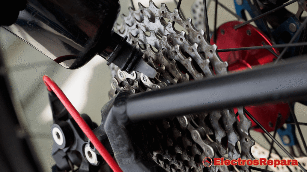 Una cadena de tu bicicleta eléctrica y un cassette limpios y recién lubricados, brillando bajo la luz del sol, resultado de una correcta lubricación de la cadena de tu bicicleta eléctrica. La cadena debe verse impecable, como nueva, destacando el resultado de un mantenimiento adecuado. Sharp focus, vibrant colors.