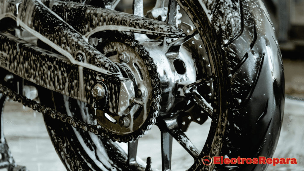 Una imagen clara de un motor de cubo integrado en la rueda de una motocicleta eléctrica, destacando su diseño compacto y la ausencia de componentes de transmisión externos.