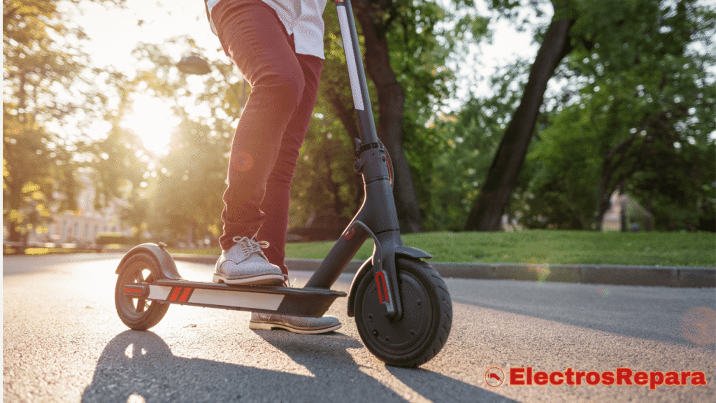 Una imagen dinámica y de alta calidad que muestra un patinete eléctrico en movimiento desde un ángulo bajo y cercano a la rueda delantera. La rueda está ligeramente girada, mostrando el dibujo del neumático en detalle. El fondo es una calle urbana moderna, ligeramente desenfocada para centrar la atención en el patinete. La iluminación es brillante, como en un día soleado, transmitiendo una sensación de libertad y eficiencia. El estilo debe ser fotorrealista y profesional, similar a la publicidad de una marca de vehículos eléctricos.