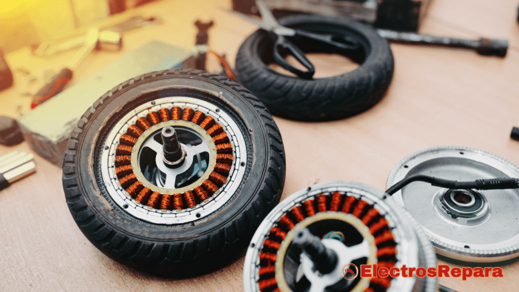 La imagen muestra las partes internas de un motor de patinete eléctrico desmontado. En primer plano, se ve la rueda con el estator, la parte fija del motor, que tiene sus bobinas de cobre claramente expuestas. Junto a él, se encuentra el rotor, la parte que gira y que contiene los imanes, listo para ser revisado o reparado.
En el fondo, se observan otras herramientas y componentes como el neumático de la rueda, una tijera y lo que parece ser la batería del patinete. La imagen es una excelente representación del mantenimiento del motor de un patinete eléctrico, mostrando con detalle sus componentes más importantes y la complejidad del proceso de reparación.