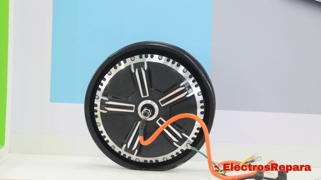 La imagen muestra una rueda de patinete eléctrico nueva y brillante, con el motor eléctrico integrado en el buje. El motor tiene un diseño moderno con radios en color negro y plata.
Un cableado de color naranja y verde, que sobresale del eje del motor, indica la conexión eléctrica para su funcionamiento. Los conectores al final de los cables están listos para ser acoplados a la batería y al controlador del patinete. La foto ilustra la pieza clave de un patinete eléctrico, destacando su diseño y la importancia de un buen mantenimiento del motor para un rendimiento óptimo.