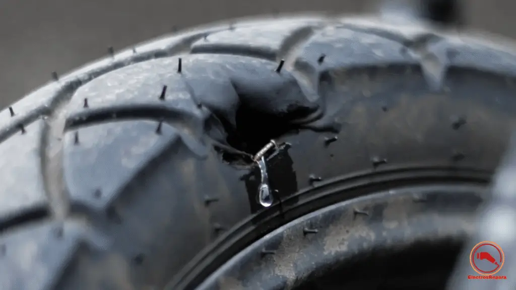 Demostración de cómo un neumático tubeless de patinete eléctrico se autorrepara de un pinchazo gracias al líquido sellante.
