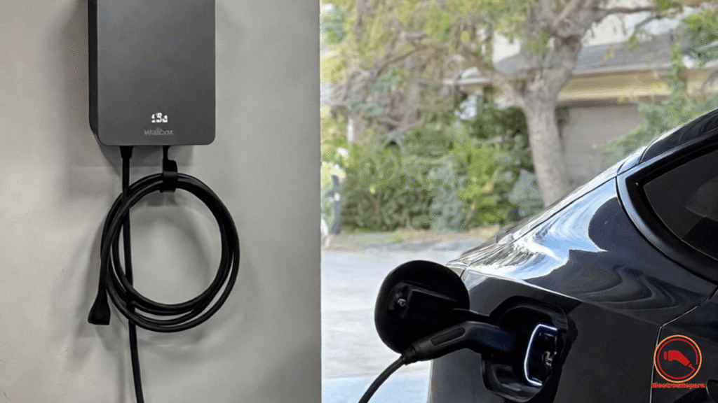 Wallbox en casa 2026: cargador doméstico para vehículo eléctrico, instalación sencilla y carga segura en garaje privado.