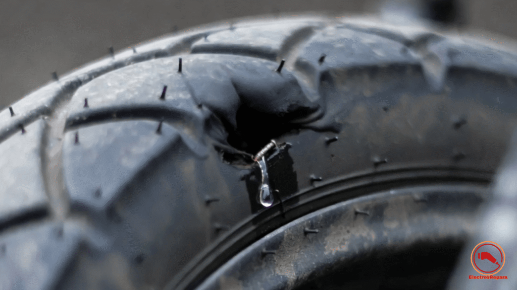 Demostración de cómo un neumático tubeless de patinete eléctrico se autorrepara de un pinchazo gracias al líquido sellante.