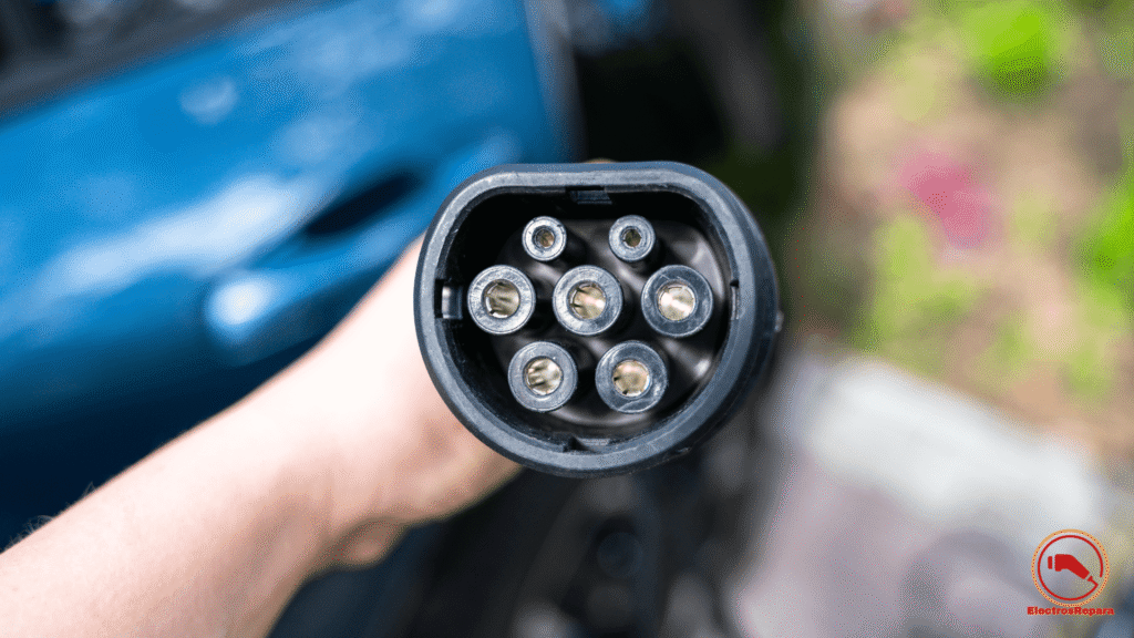 Detalle de conector Tipo 2 Mennekes limpio para mantenimiento de cable de carga de coche eléctrico.