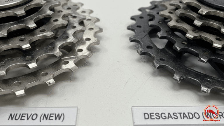 Detalle técnico de un cassette de piñones para e-bike mostrando el desgaste típico en forma de aleta de tiburón debido al uso intensivo de la asistencia eléctrica.