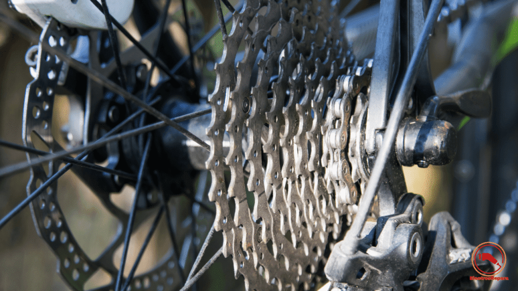 Desviador trasero específico para bicicleta eléctrica con sistema de embrague reforzado para garantizar cambios precisos y evitar saltos de cadena en terrenos difíciles."